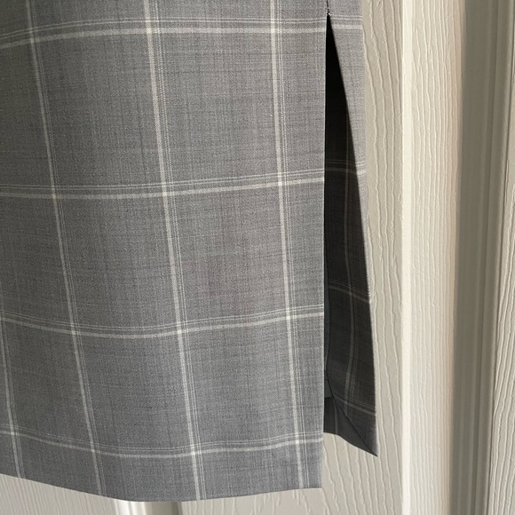 Banana Republic Below Knee Pencil Skirt in Gray (size 8) - Picture 5 of 8